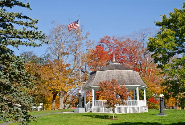 Gazebo circondato da colori autunnali — Foto Stock