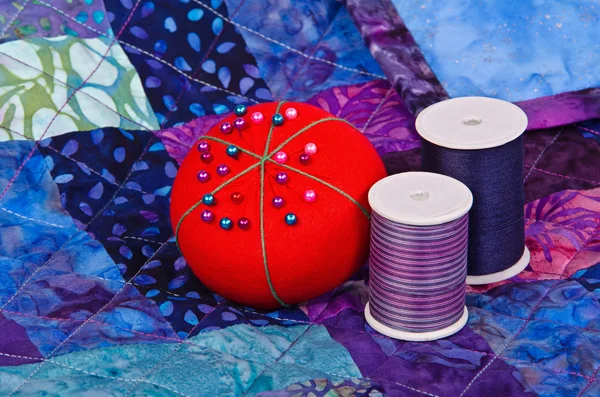 Quilt mönster med quiltning tråd och pincushion — Stockfoto