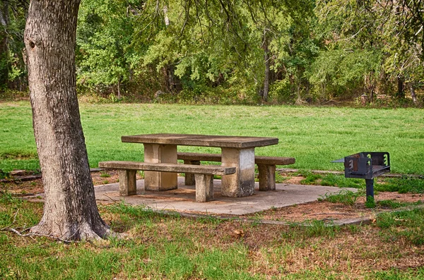 Aire de pique-nique dans le parc — Photo