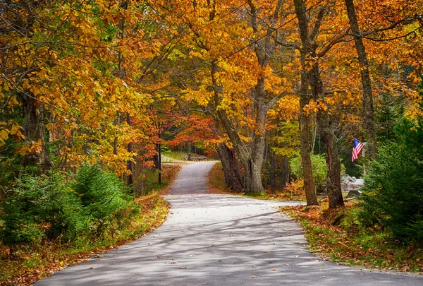 Tortuosa strada di campagna in autunno — Foto Stock