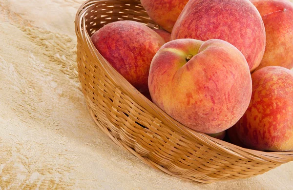 Perzik fruit in mand — Stockfoto