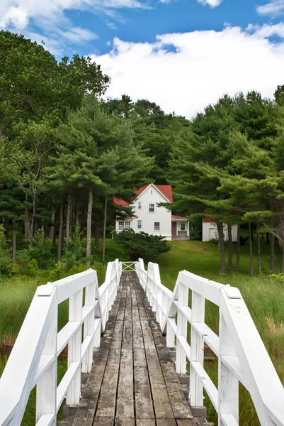 View from lighthouse bridge to keeper 's house — стоковое фото