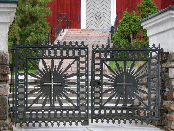 Stryka utfärda utegångsförbud för av en gammal kyrka — Stockfoto