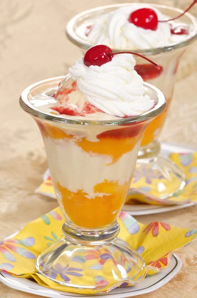 Peach melba vaniljglass — Stockfoto
