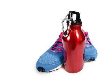 su şişesi ve spor ayakkabısı