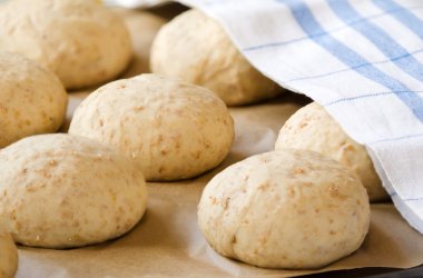 fırın tepsisine yükselen yulaf ekmek buns