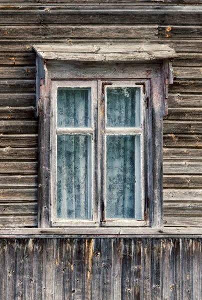 Fönster av en gammal stuga — Stockfoto