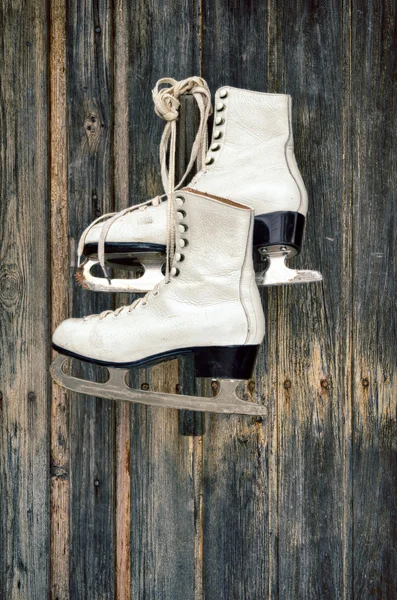 Old ice skates on wall — Stock Photo, Image