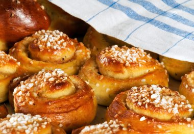 taze pişmiş tatlı çörek veya ekmek ruloları
