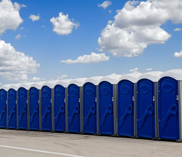 Een rij van blauwe draagbare toiletten — Stockfoto