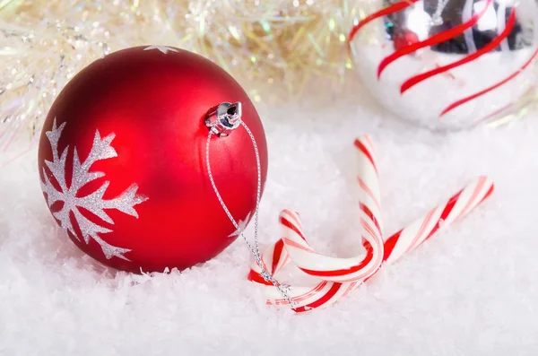 Şeker kamışı ve kırmızı ve gümüş Noel topları — Stok fotoğraf