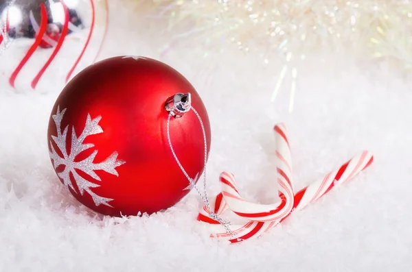 Bâtonnets de bonbons et boules de Noël rouges et argentées — Photo