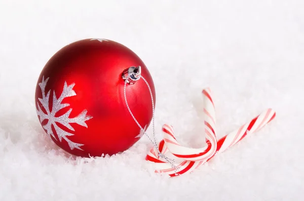 Baston şekerler ile kırmızı Noel top — Stok fotoğraf
