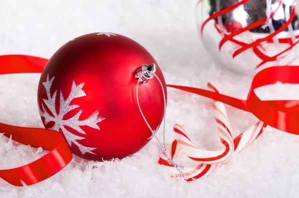 Cannes de bonbons avec boule de Noël rouge et argent — Photo