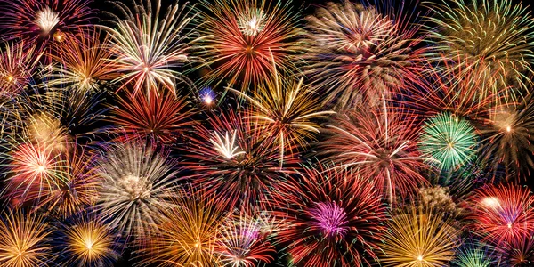 Feestelijke en kleurrijke vuurwerk — Stockfoto
