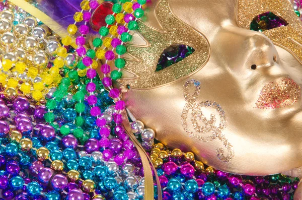 Mardi Gras beads and mask — Stock Photo, Image