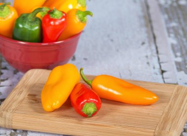 kesme tahtası üzerinde renkli mini biber