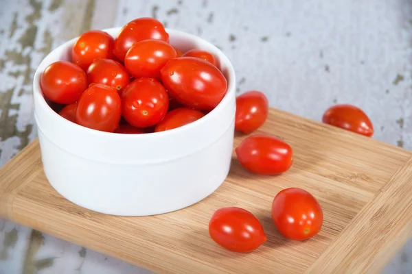 Čerstvá rajčata cherry v bílé misce — Stock fotografie