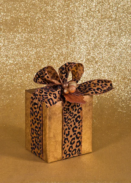 Праздничный подарок, завернутый в искусственную кожаную подарочную бумагу — стоковое фото
