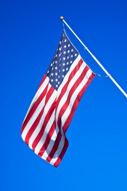 Mavi gökyüzüne karşı Amerikan bayrağı