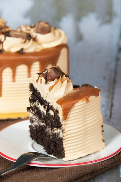 Шоколадный карамельный пирог — стоковое фото