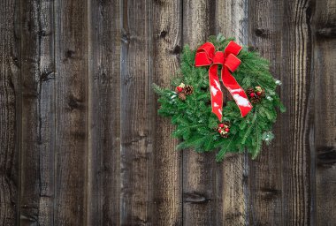 rustik ahşap çit üzerinde tatil çelenk