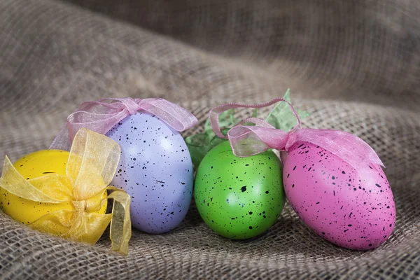 Huevos de Pascua en arpillera — Foto de Stock