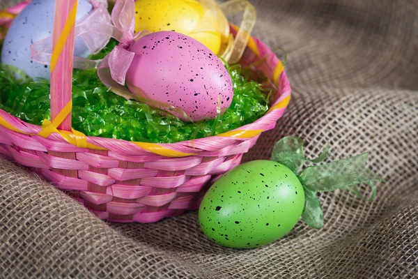 Huevos de Pascua en cesta —  Fotos de Stock