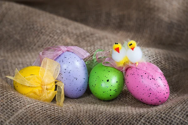 Uova di Pasqua e polli decorativi — Foto Stock