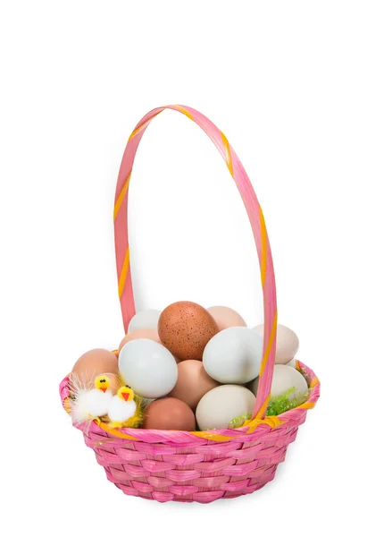 Cesta de Pascua rosa con huevos frescos y pollos decorativos — Foto de Stock