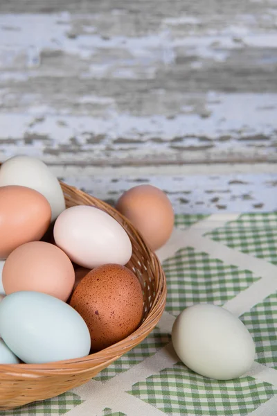 Асортимент різних кольорів, свіжих, курячих яєць у кошику — стокове фото