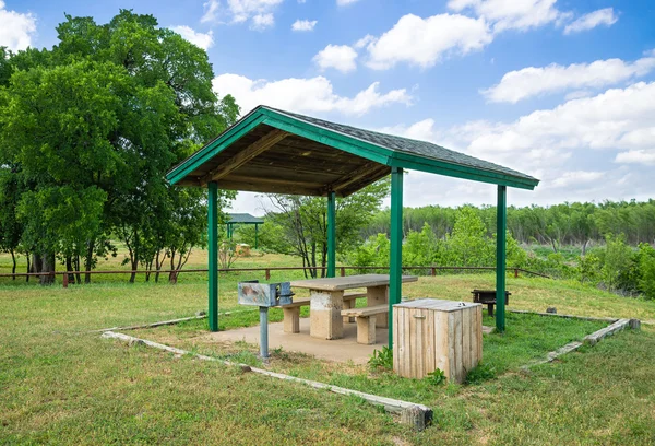 Parc aire de pique-nique avec barbecue — Photo