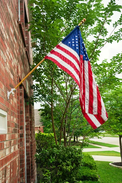 Bandeira americana na frente de uma casa — Fotografia de Stock