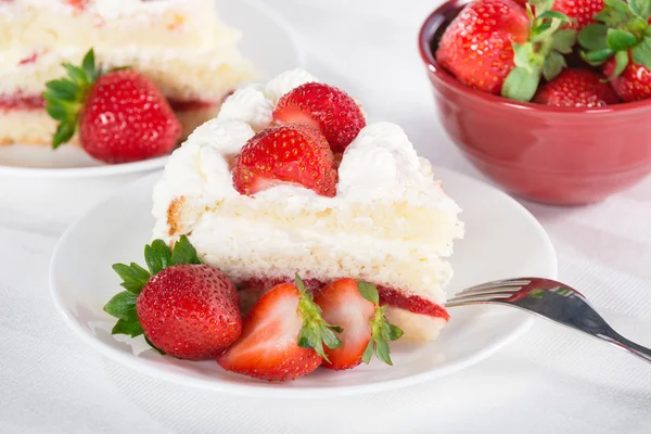一块自制的草莓奶油蛋糕 — 图库照片
