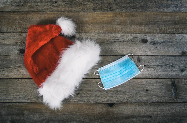 Chapeau Noël Rouge Santa Posé Avec Masque Sur Fond Bois — Photo