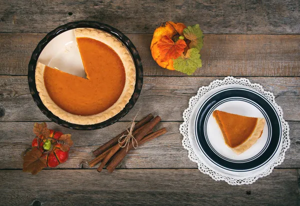 Torta Zucca Una Fetta Torta Sul Piatto Visualizzata Con Bastoncini — Foto Stock