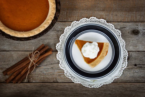 Fetta Torta Zucca Servita Con Panna Montata Visualizzato Con Bastoncini — Foto Stock