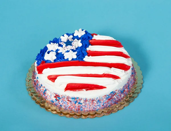 爱国的红色 白色和蓝色的美国国旗蛋糕蓝色背景 纪念日 7月4日 独立日 国旗日的主题 — 图库照片