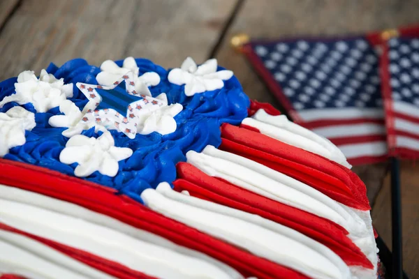 Närbild Patriotisk Amerikansk Flagga Kaka Trä Bakgrund Med Mini Flaggor — Stockfoto