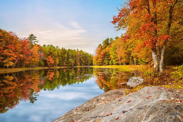 Beautiful Autumn Foliage Reflected Still Lake Water New England — 图库照片