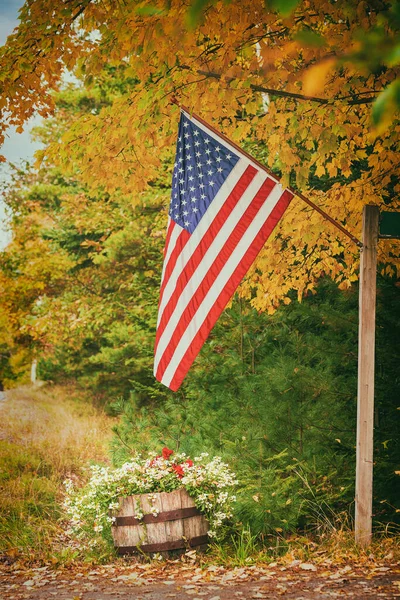 American Flag Hanging Roadside Golden Autumn Foliage Beautiful Pot Flowers — Foto de Stock