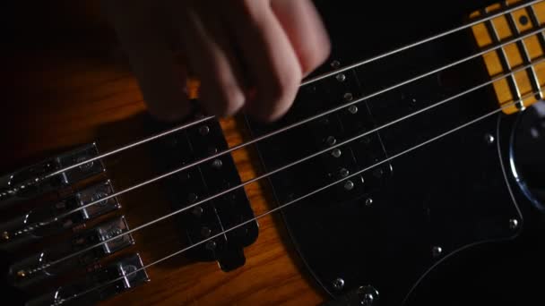 Молода Дівчина Грає Бас Гітару Музичному Інструменті Пальцями — стокове відео