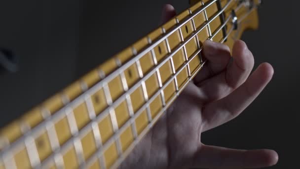 Молода Дівчина Грає Бас Гітару Музичному Інструменті Пальцями — стокове відео