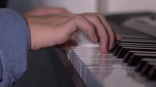 Νεαρό Κορίτσι Παίζει Πιάνο Μουσικό Όργανο — Αρχείο Βίντεο