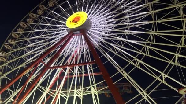 Χαρούμενη Και Πολύχρωμη Διασκέδαση Πάρκο Fun Fair Νύχτα Ferriswheel Swing — Αρχείο Βίντεο