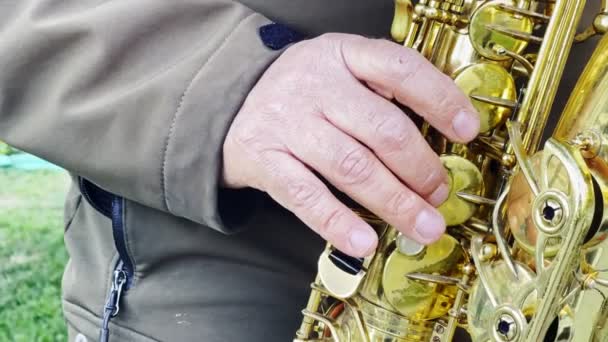 Man Playing Saxophone Street — Vídeo de stock