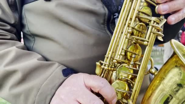 Man Playing Saxophone Street — Vídeo de stock