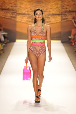 Miami - 20 Temmuz: model yürür pist agua bendita yüzmek için koleksiyon ilkbahar - yaz 2013 mercedes-benz yüzmek moda haftası 20 Temmuz 2012 Miami, fl