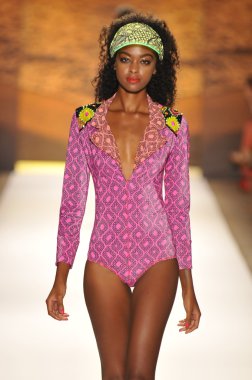 Miami - 20 Temmuz: model yürür pist agua bendita yüzmek için koleksiyon ilkbahar - yaz 2013 mercedes-benz yüzmek moda haftası 20 Temmuz 2012 Miami, fl