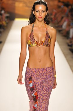 Miami - 20 Temmuz: model yürür pist agua bendita yüzmek için koleksiyon ilkbahar - yaz 2013 mercedes-benz yüzmek moda haftası 20 Temmuz 2012 Miami, fl